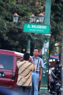 Bergaya di depan papan nama Jalan Malioboro